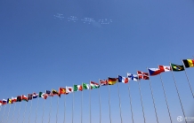 五一假期英国飞行员中国天空绘制巨大汉字“天天开心“