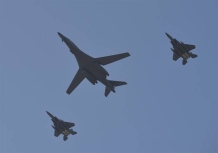 美国B-1B轰炸机又飞朝鲜半岛 低空亮相首尔航展