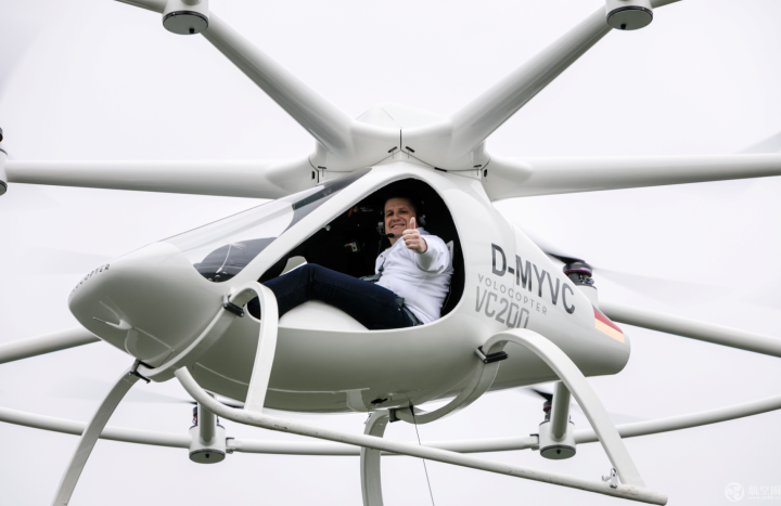炫酷！18旋翼电动直升机完成首次载人飞行。by Nikolay Kazakov