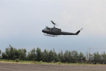 台湾“40岁”军用直升机训练时出故障 降落停车场