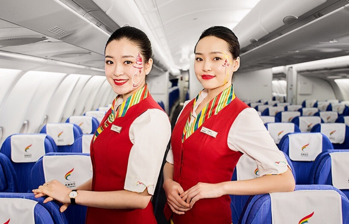 西藏航空美女空姐脸上绘富有时尚气息的“吉祥八宝”庆祝藏历新年 