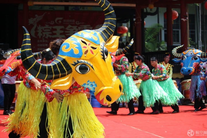 端午节广西博物馆民族文物苑举行“粽王争霸”赛，除了粽子争霸，还举行民俗体验和文艺表演。