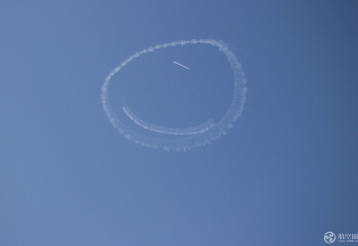 2017郑州航展上特技飞行员在天空画出巨大的笑脸