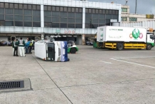 台湾最大机场发生车祸 长荣航空车辆撞翻中华航空车辆