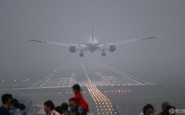 国庆期间成都空港花田吸引众多游客近距离观看飞机降落