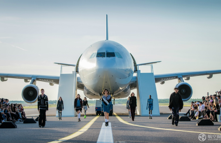 赫尔辛基机场跑道上举行时装秀