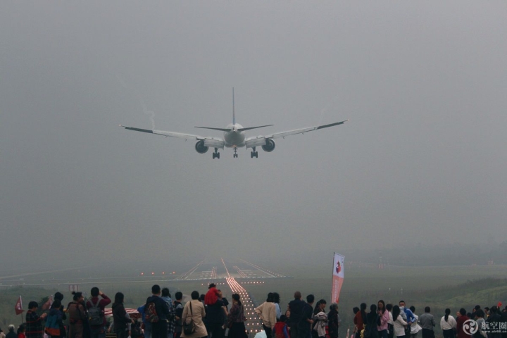 国庆期间成都空港花田吸引众多游客近距离观看飞机降落