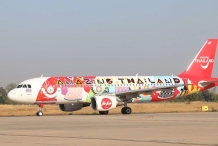 泰国亚航丝绸装彩绘飞机亮相 选美皇后助阵