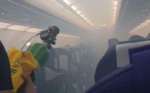 印度一航班机舱内出现浓烟 空姐拿出灭火器 紧急降落