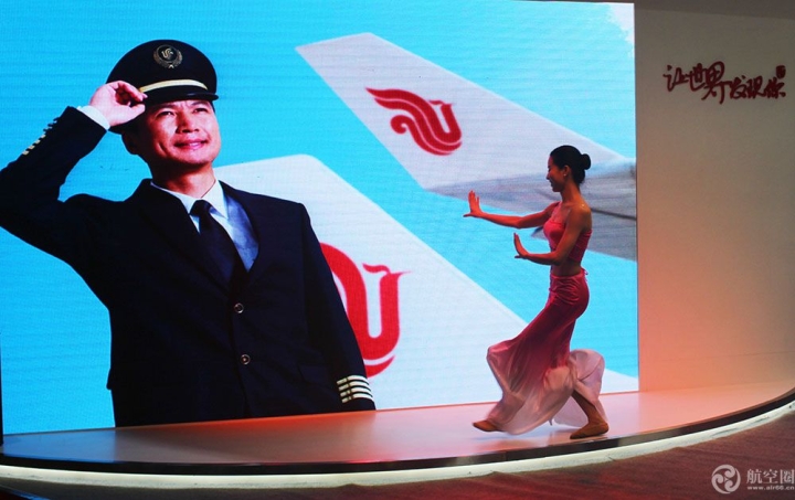 中国国际航空空姐多才多艺，展示优美舞姿。