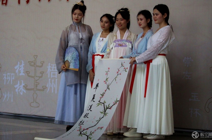 端午节广西博物馆上演汉服秀