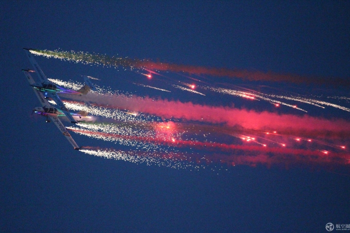 10月2日傍晚，英国空中焰火特技飞行表演队在2019四川航展上进行焰火特技飞行。