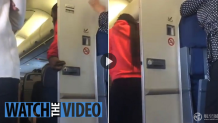 飞机上厕所被长时间霸占旅客排长龙 厕门开后走出一对男女
