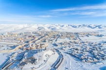 航拍：青海玛多县初春雪景 积雪不融如童话世界