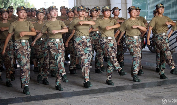 “四川最美大学”2018新生冒酷暑军训已3周，吃饭也列队