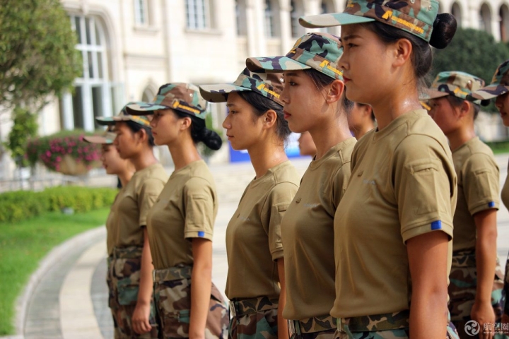 “四川最美大学”2018新生冒酷暑军训已3周，吃饭也列队