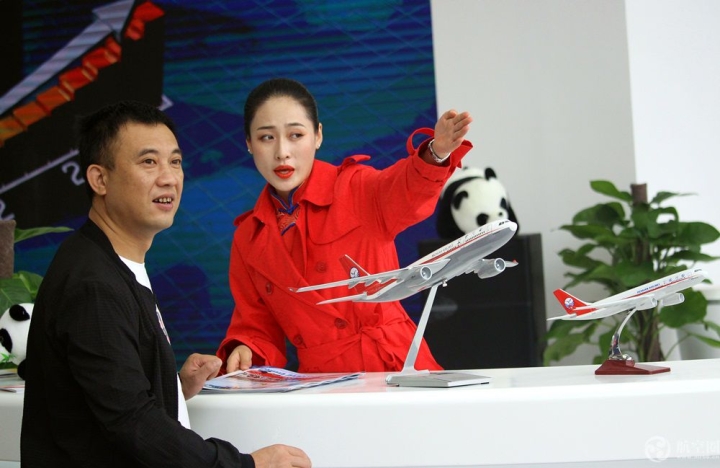 四川航空空姐亮相四川航展