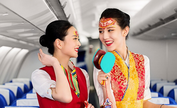 西藏航空美女空姐脸上绘富有时尚气息的“吉祥八宝”庆祝藏历新年 