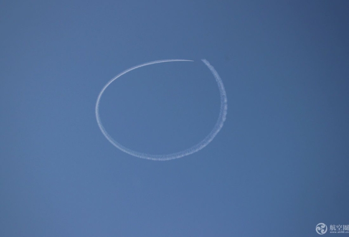 2017郑州航展上特技飞行员在天空画出巨大的笑脸