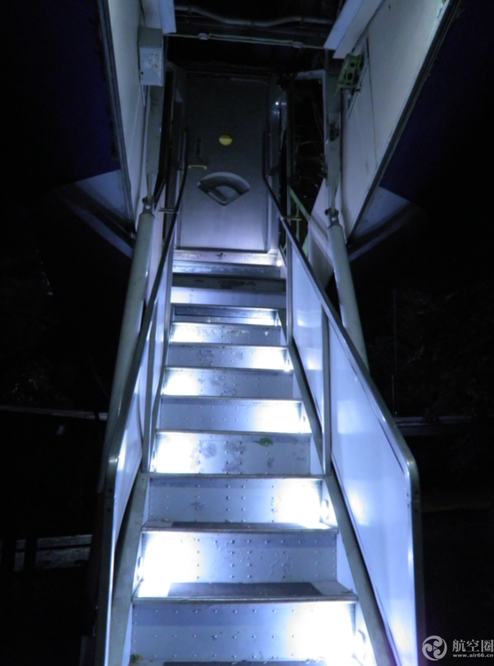 美国男子花22万美金将波音727飞机改造成豪宅 