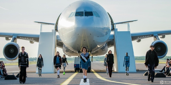 赫尔辛基机场跑道上举行时装秀