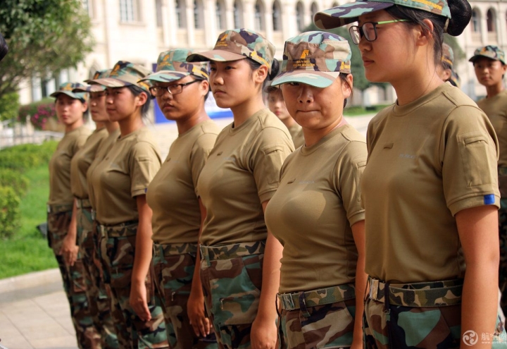 “四川最美大学”2018新生冒酷暑军训已3周，吃饭也列队