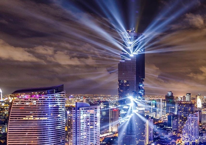泰国第一高楼 MahaNakhon 8月29日以灯光秀对外宣布完工