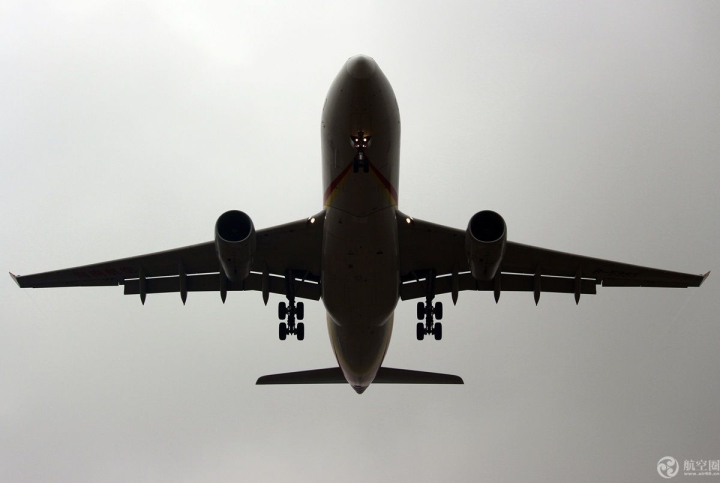 国庆期间成都空港花田吸引众多游客近距离观看飞机降落