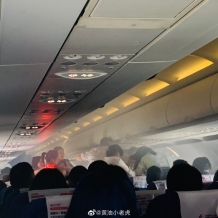 东航航班空中发生充电宝自燃事件 空姐灭火后飞机返航