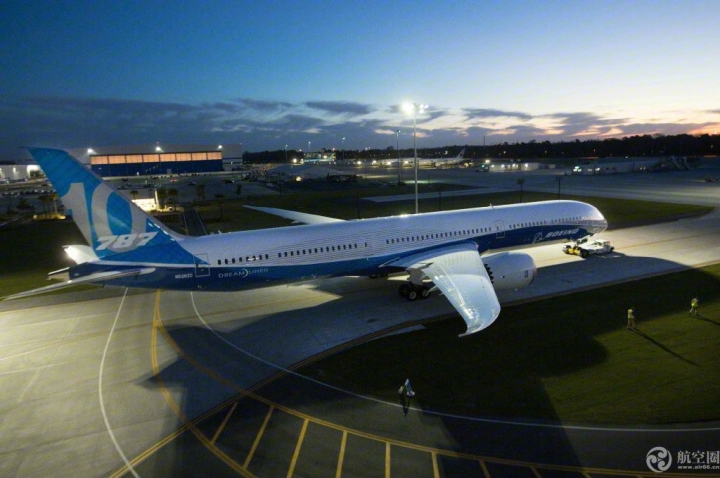 波音787梦想飞机家族的第三个成员787-10于当地时间2017年2月17日在波音南卡工厂首次亮相。