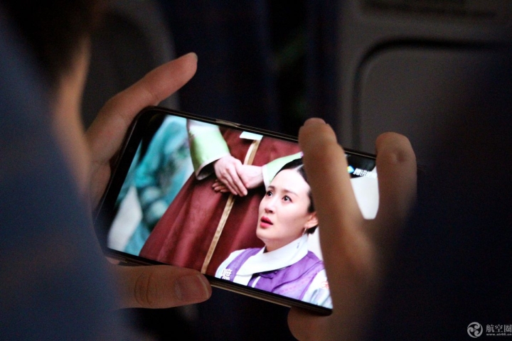 8月27日，四川航空南宁至成都的航班上，一位乘客登机后就开始用手机追剧，观看《如懿传》。
