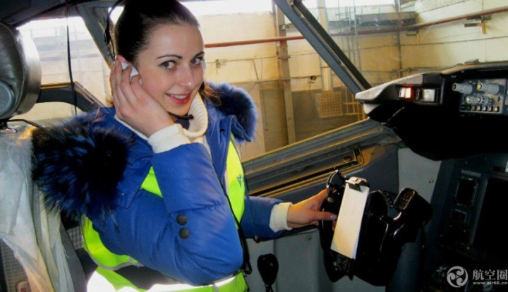 2016俄罗斯最美空姐近日出炉，25岁空姐安娜·古琳娜夺冠。 图为古琳娜制服照。