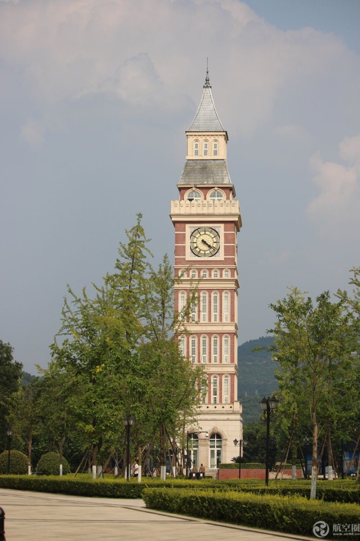 “四川最美大学”2018新生冒酷暑军训已3周，吃饭也列队