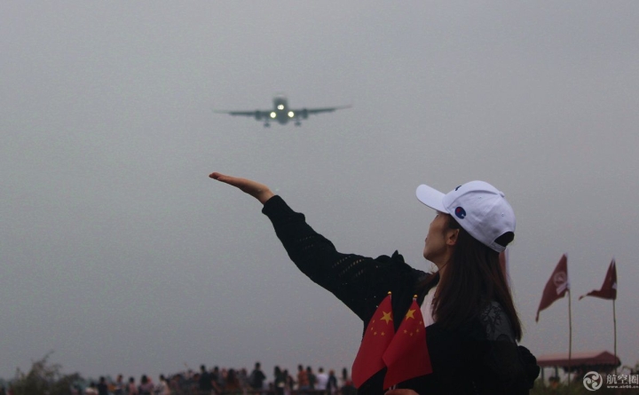 国庆期间成都空港花田吸引众多游客近距离观看飞机降落