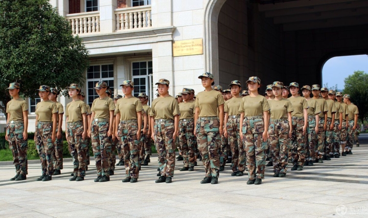 “四川最美大学”2018新生冒酷暑军训已3周，吃饭也列队