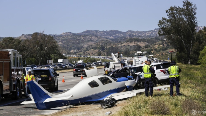 小飞机高速公路上追尾汽车