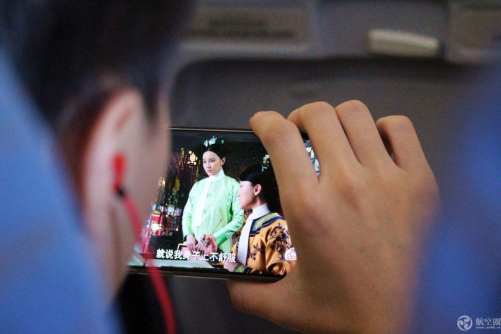 8月27日，四川航空南宁至成都的航班上，一位乘客登机后就开始用手机追剧，观看《如懿传》。