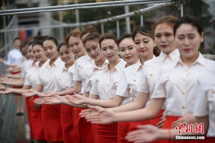 准空姐高空透明玻璃桥上“练胆”