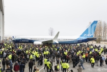 波音737MAX10首次亮相 数千名员工齐聚一堂纪念项目里程碑