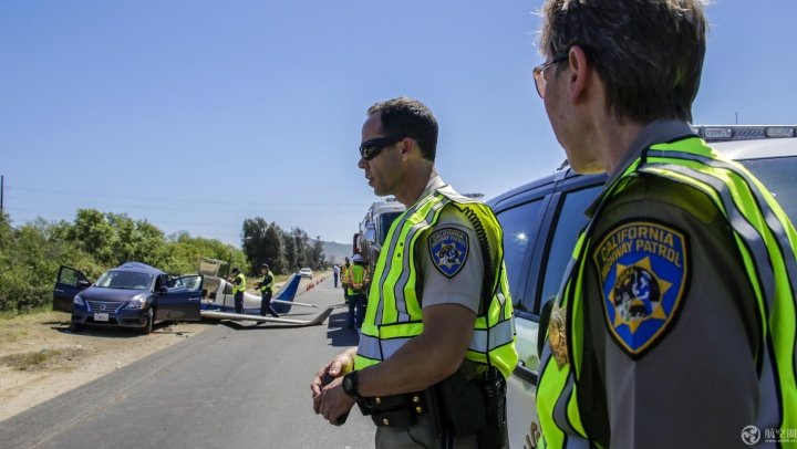 小飞机高速公路上追尾汽车