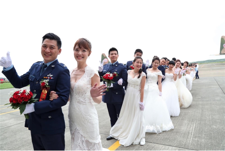 台湾地区空军部门 10月21日在嘉义基地举行“凤凰于飞、爱你一起”官兵集体婚礼