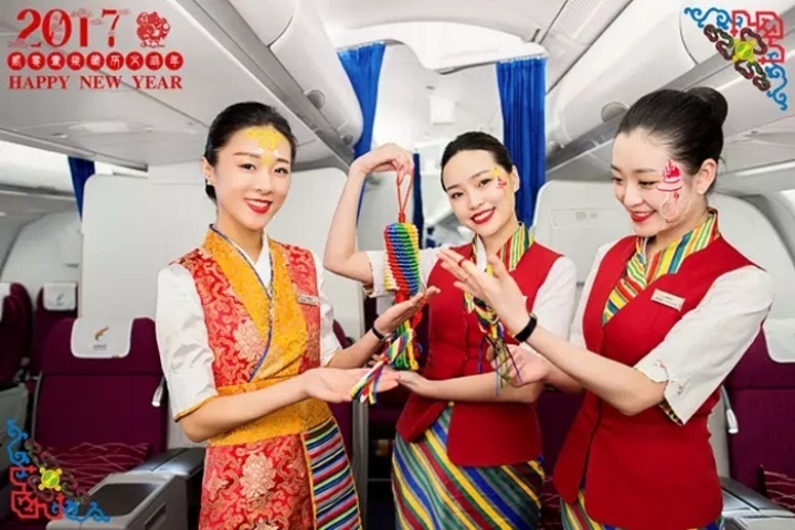 西藏航空美女空姐脸上绘富有时尚气息的“吉祥八宝”庆祝藏历新年 