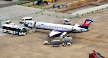 日本一客机因液压系统故障紧急降落 机场出动多辆消防车