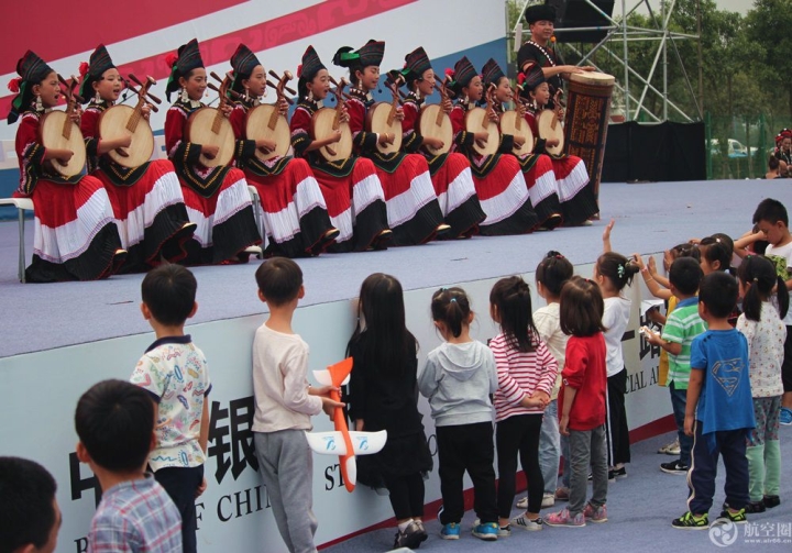 四川航展上演民族风 ，“童声`吸引儿童观众