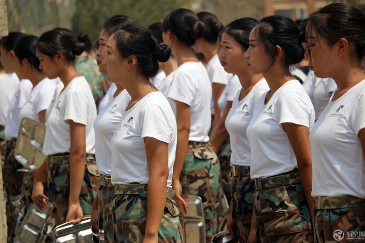 “四川最美大学”2018新生冒酷暑军训已3周，吃饭也列队