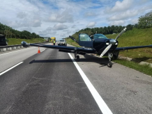 发动机故障 新加坡小型飞机在马来西亚高速公路上紧急降落