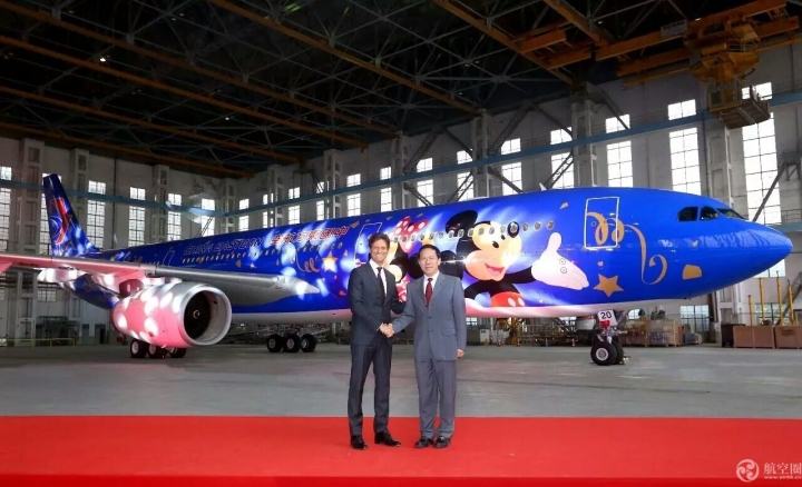 刘绍勇(右)和上海迪士尼度假区总经理Philippe Gas出席现场