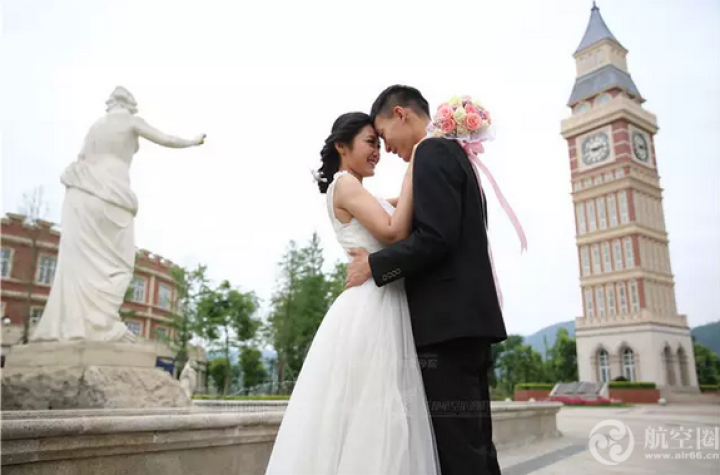 准空姐、空少别出心裁，穿着婚纱拍另类毕业照。