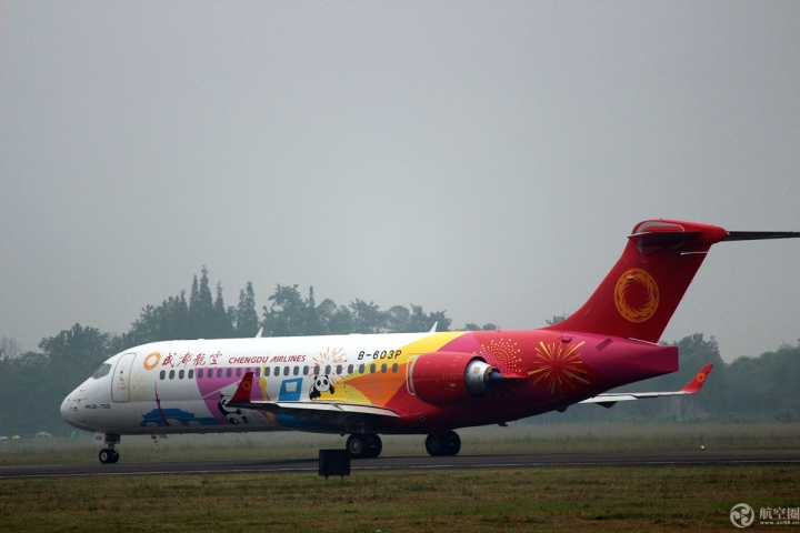 中国国产喷气式支线飞机ARJ21亮相四川航展并进行展示飞行