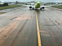 台湾最大机场滑行道“越补洞越大” 飞行员怒呛管理部门
